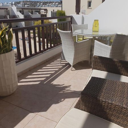 Stunning Apartment C106 With Balcony Looking Over Pool Peyia Luaran gambar