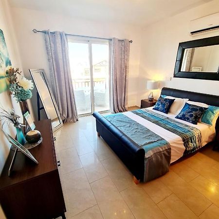 Stunning Apartment C106 With Balcony Looking Over Pool Peyia Luaran gambar
