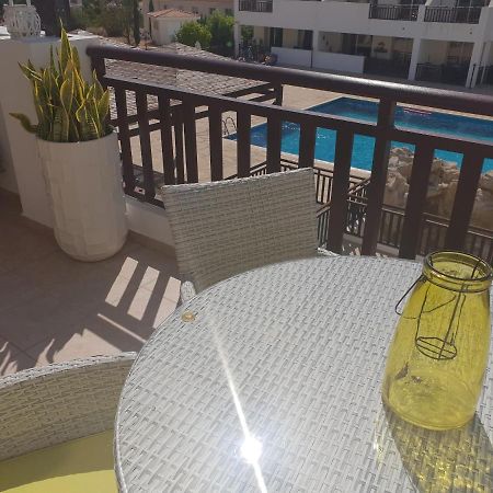 Stunning Apartment C106 With Balcony Looking Over Pool Peyia Luaran gambar