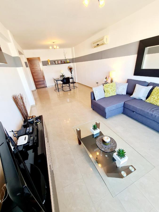 Stunning Apartment C106 With Balcony Looking Over Pool Peyia Luaran gambar