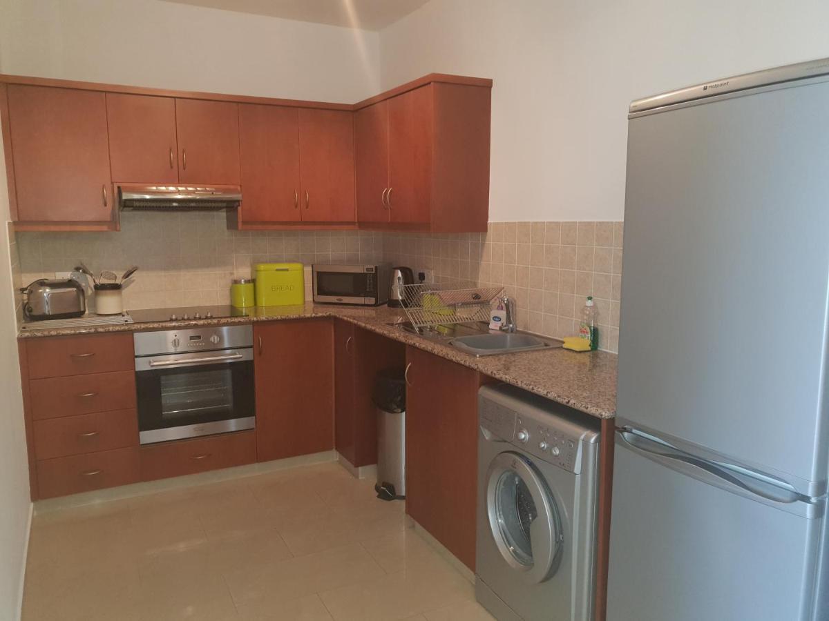 Stunning Apartment C106 With Balcony Looking Over Pool Peyia Luaran gambar
