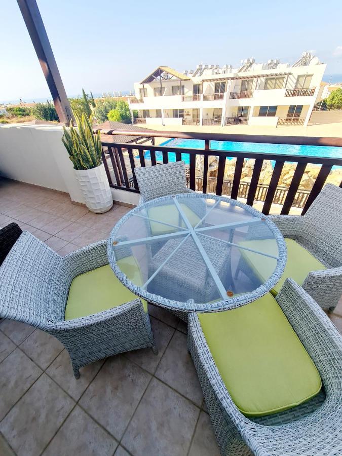 Stunning Apartment C106 With Balcony Looking Over Pool Peyia Luaran gambar