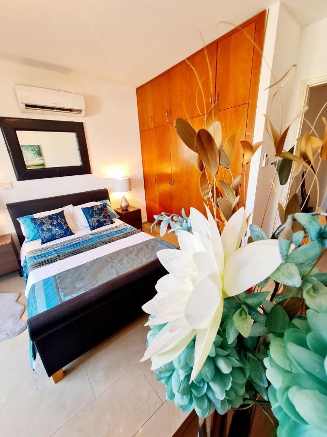 Stunning Apartment C106 With Balcony Looking Over Pool Peyia Luaran gambar