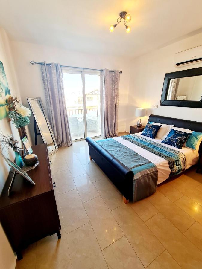 Stunning Apartment C106 With Balcony Looking Over Pool Peyia Luaran gambar