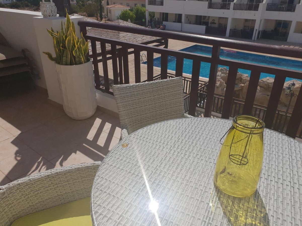 Stunning Apartment C106 With Balcony Looking Over Pool Peyia Luaran gambar